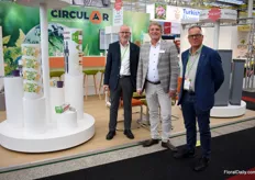 There is a lot of attention for the new labels, sleeves and transport boxes of Circular Plastics. From left to right; Ronald Coolsen of Crea Print Group, Johan Thans of Circular Plastics and Henk Kras of Kras Recycling. In addition to Kras Recycling, Frescoflowers, Crea Green, Con Pearl and Rabobank, Koninklijke Paardekooper Group announced that it had also joined as a partner.